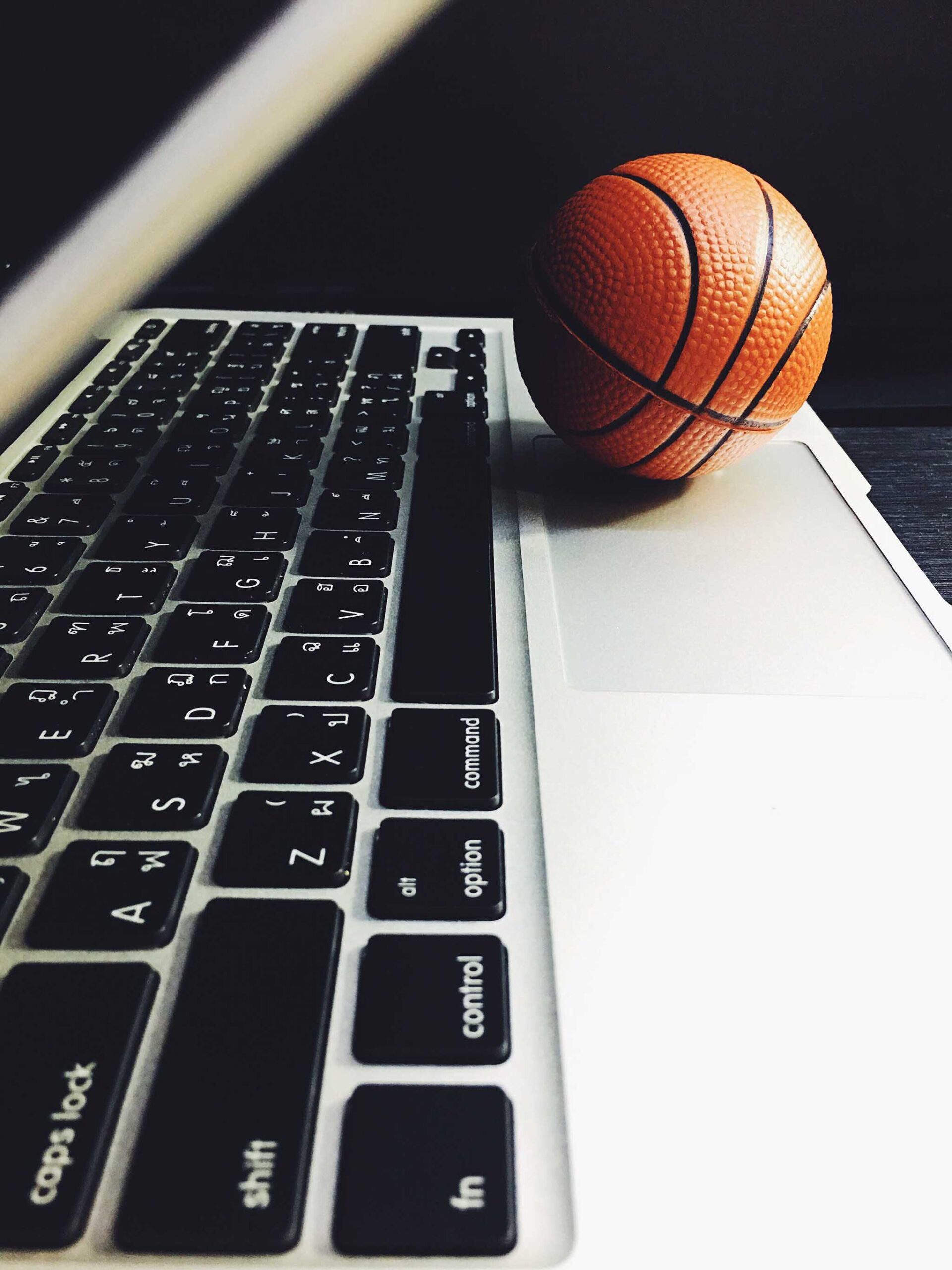 Balón de baloncesto sobre teclado